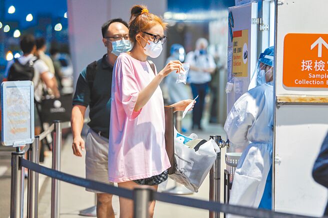 世界衛生組織（WHO）27日發布猴痘傳染最新情況，截至6月22日，全球已有50個國家和地區報告了3413例猴痘確診病例和1例死亡病例，其中大多數來自歐洲，且實際病例數可能被低估。圖為桃園機場入境旅客唾液採檢。（圖中人物非新聞事件當事人）（陳麒全攝）