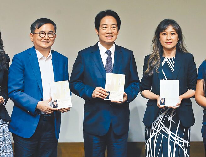 民进党布局年底县市长选战，拟由刘棹豪（左）与总统府发言人Kolas Yotaka（右）分别出战台东县、花莲县。图为副总统赖清德28日出席Kolas Yotaka新书发表。（范扬光摄）