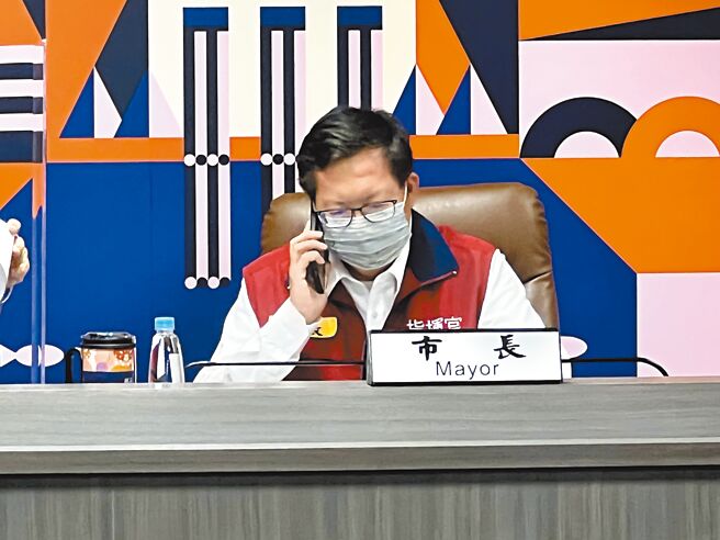 桃园市长郑文灿28日直指新竹市长林智坚会在7月初请辞，但详细时间让林自己宣布。（蔡依珍摄）