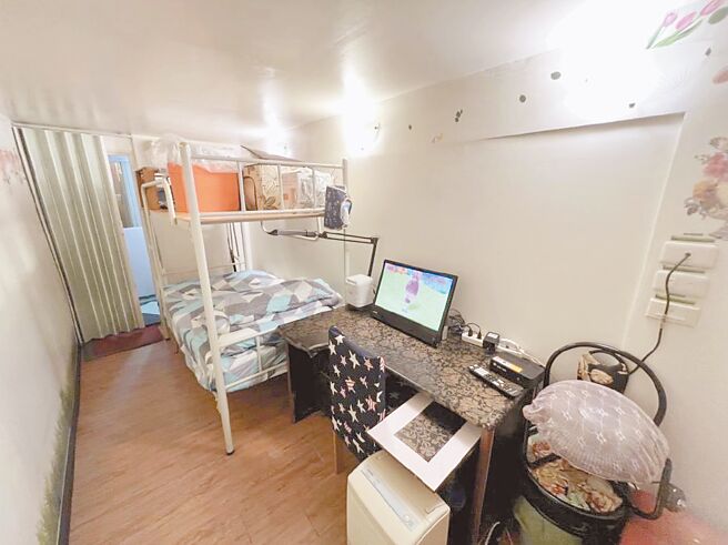 非法旅宿業者將地下室提供旅客住宿，空間僅有約2公尺寬且上鋪還堆滿雜物。（台北市觀光傳播局提供／張芷瑜台北傳真）