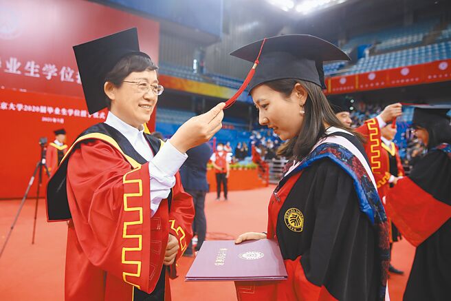 教育部近日修正「大陆地区学歷採认办法」，对未经注册入学及修业，仅以论文着作取得的大陆大学博士学位，我方不予承认。图为北京大学2020届博士毕业生拨穗仪式现场。（中新社）