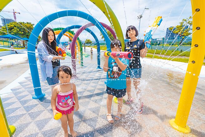 新北市高滩处指出，水雾彩虹隧道的迷彩小坡会定时涌水，并非一般装饰设施，已有公告请勿攀爬。（新北市高滩处提供／陈慰慈新北传真）