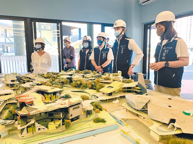 新竹市长林智坚（右二）与副市长沈慧虹（右一）28日共同至关埔国小了解新建教室工程进度。（陈育贤摄）