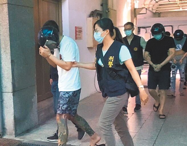 中市鲁肉饭摊命案，警方日前已逮10人，继在桃园破获毒品分装厂后，28日在屏东再逮逞凶4嫌，涉案人全部落网。（陈淑芬摄）。