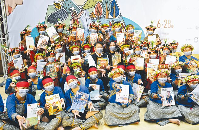 屏东县政府编撰以鲁凯族视野发展出的本位教科书，下学期正式试用。（林和生摄）