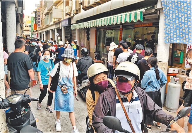 澎湖马公市文康市场早餐街的几家网红名店大排长龙，游客排30分钟买烧饼、牛杂汤、土托鱼羹、饭糰，似乎已经成为观光客的日常。（张茂雄摄）