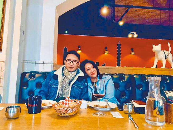 林立洋（左）与老婆Erin平常都喜欢小酌，老婆数度酒后上网爆料要让他「上头条」。（摘自脸书）饮酒过量有碍健康