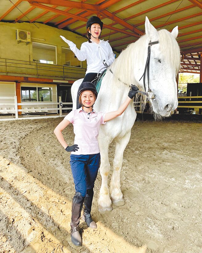张秀卿（上）、林姗近期私下常相约骑马运动，培养出新兴趣。（豪记唱片提供）