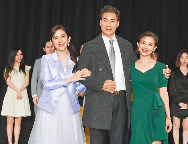 翁家明（中）、王宇婕（左）、吴婉君在《一家团圆》演父女。（三立提供）
