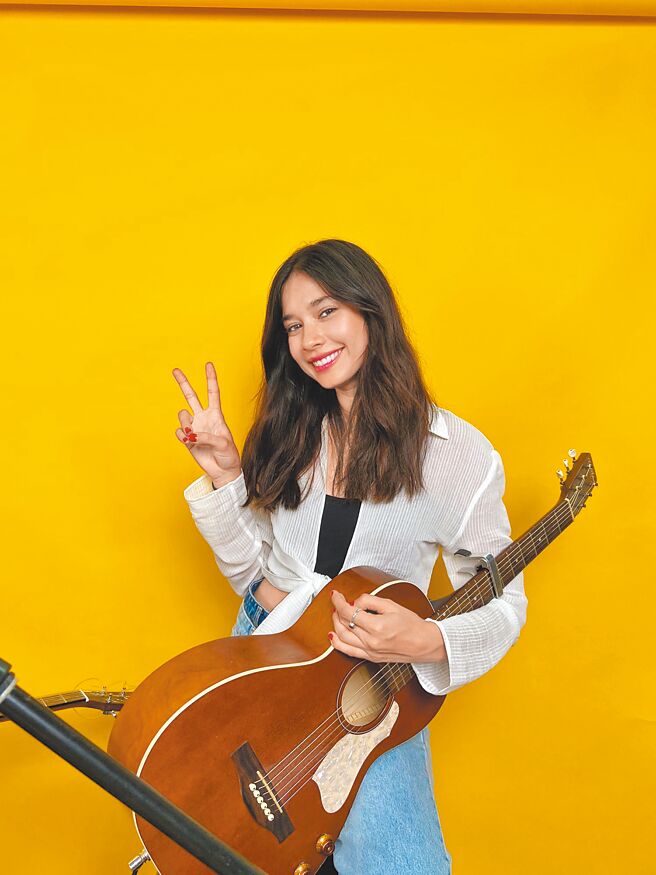 瓦伦缇娜昨接受台媒视讯访问，现场自弹自唱3首新曲。（华纳音乐国外部提供）