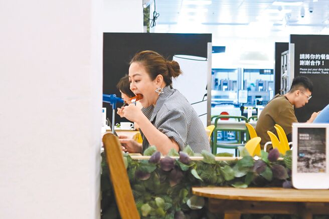 何嘉文日前与老公在卖场大啖美食，享受2人时光。（粘耿豪摄）