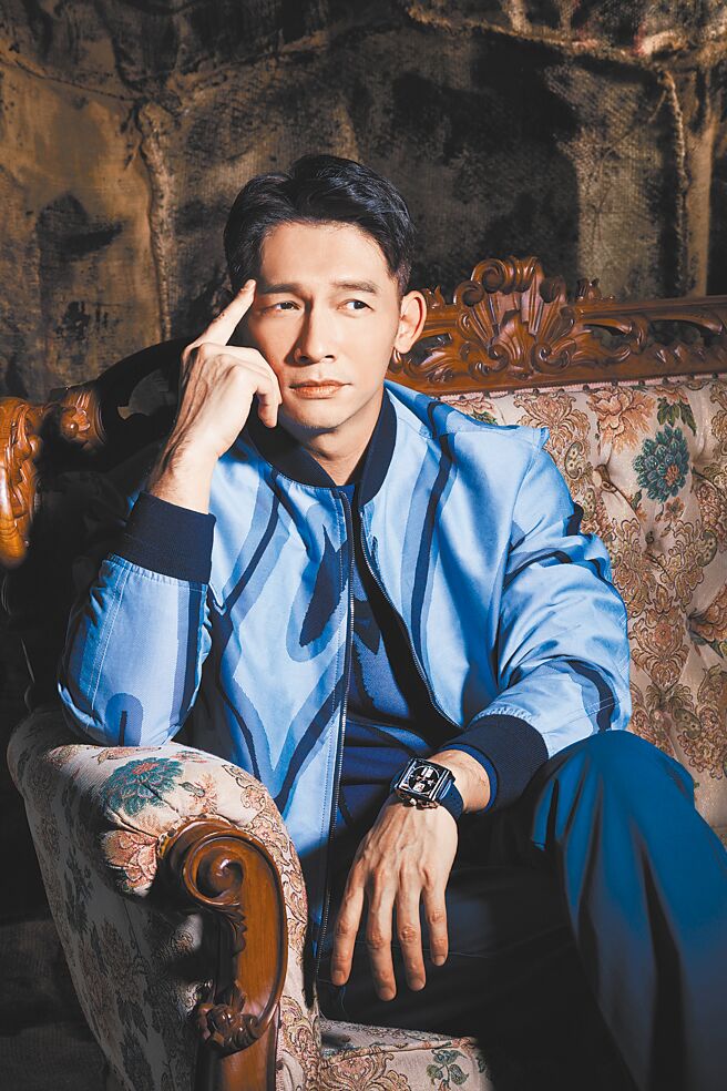温升豪以电影《梦游乐园》入围台北电影奖最佳男主角，一改片中落魄样貌，以飞行夹克搭配TAG Heuer Monaco Gulf海湾石油联名计时腕表，回归大家熟悉的时尚潮男样貌。（摄影／JOJ PHOTO‧服装／Berluti‧表／TAG Heuer）
