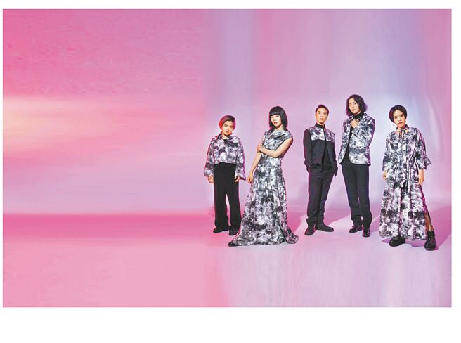 I Mean Us着台湾设计师品牌GIOIA PAN 2022秋冬系列「无极」展现星味，吉他手永纯（左起顺时针）、主唱兼键盘手Mandark、贝斯手Hank、主唱OHAN、鼓手佩蓬。（摄影／石智中‧服装／GIOIA PAN‧妆／万芹菲）