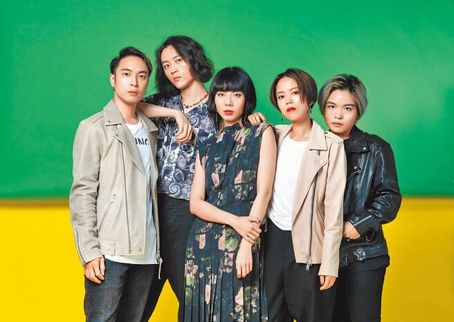 I Mean Us以ALLSAINTS演绎《I Dot Car》中呈现的青春反叛气息。贝斯手Hank（左起顺时针）、主唱OHAN、主唱兼键盘手Mandark、鼓手佩蓬、吉他手永纯。（摄影／石智中‧服装／ALLSAINTS‧妆／万芹菲）