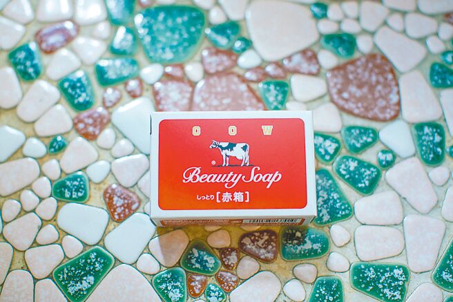 昵称「红盒皂」的牛乳石碱，在原产地日本已有百年人气，品牌好形象深具民心。（牛乳石碱提供）