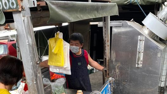 疫情指挥官陈时中近日淡出疫情记者会，却有网友在苗栗夜市买咸酥鸡发现，老板长得超像陈时中。（图／翻摄自爆废公社）