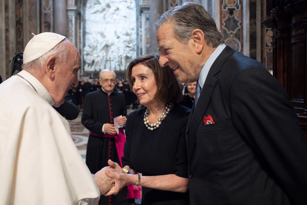 梵蒂冈发出的照片显示，裴洛西与夫婿保罗（Paul Francis Pelosi）在大教堂内与教宗方济各（Pope Francis）握手。图／路透社(photo:ChinaTimes)