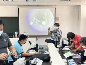 嘉義大學帶農友用顯微鏡觀察蟲害生活史 抓準防治時機