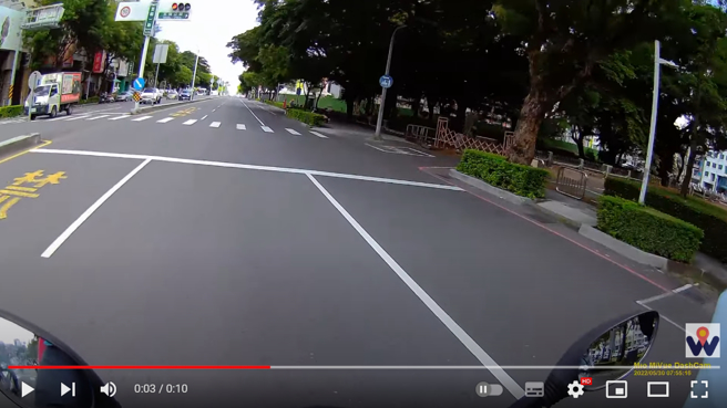 一名骑士看到号志转为红灯停了下来，等待下次绿灯。(图／影片截图)