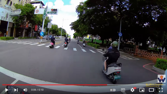 没想到他停下车后，后面11辆机车无视红灯，直接衝了过去，让他忍不住自嘲「我是不是有色盲」。(图／影片截图)