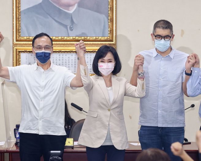  国民党29日中常会正式徵召智库执行长柯志恩（中）出征高雄市，提名后，柯志恩接受主席朱立伦（左）等人的加油，强调会用行动证明对高雄的爱，让「我是高雄人」再次成为一种荣耀。（资料照/王英豪摄）