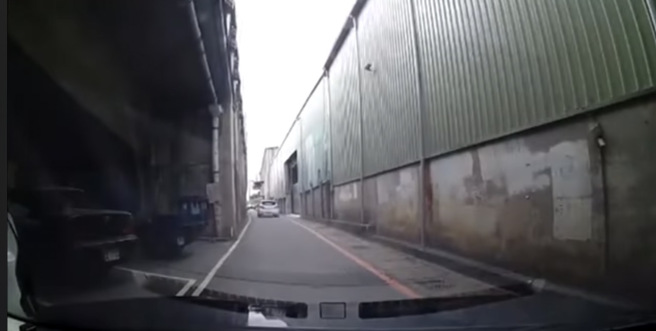 桃園市長鄭文燦在臉書公布另一段25秒警方追捕畫面。（圖／翻攝鄭文燦臉書）