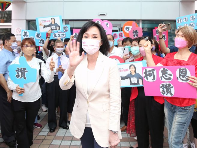 国民党中常会正式徵召智库执行长柯志恩（中）出征高雄市，提名后，柯志恩接受乡亲的加油祝福，强调会用行动证明对高雄的爱，让「我是高雄人」再次成为一种荣耀。（资料照/王英豪摄）