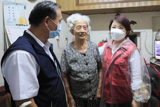 盧秀燕視察沙鹿南陽路淹水民宅，允諾將持續加強排水效能。(台中市政府提供)