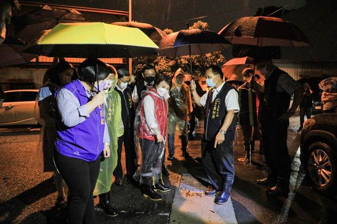 盧秀燕昨晚到沙鹿區南勢里南陽路視察受災民宅、慰問居民，也視察鄰近的排水工程。。(台中市政府提供)