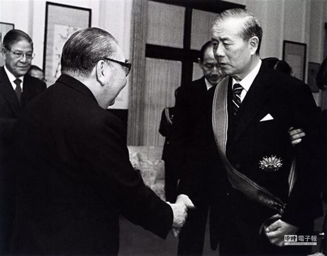 一九八六年，总统经国先生（左二）亲自颁赠一等「卿云勋章」给运璇先生（右），表扬他功在国家。左一为副总统李登辉先生。（孙运璇学术基金会提供）