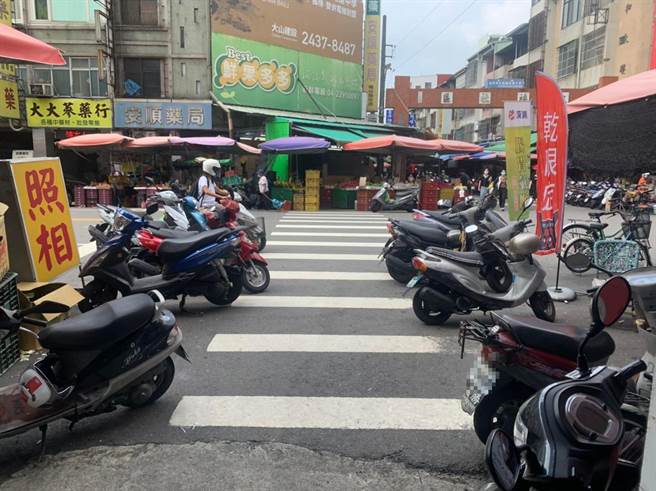 施姓員警昨天PO文說：「離開水湳一個半月，水湳市場還是這種停車鳥樣。」（取自臉書「飛天柯基警再一次詛咒世界」）