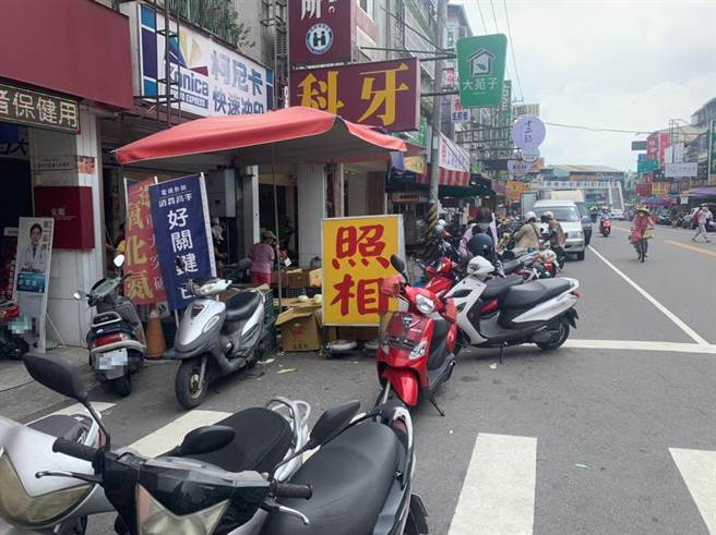 施姓員警昨天PO文說：「離開水湳一個半月，水湳市場還是這種停車鳥樣。」（取自臉書「飛天柯基警再一次詛咒世界」）