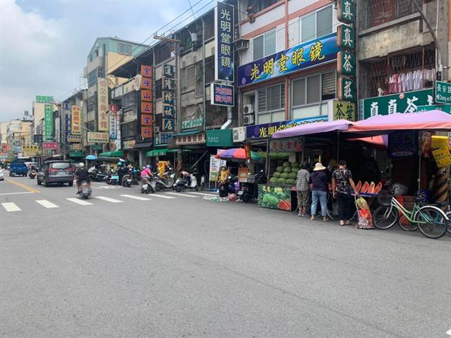 施姓員警昨天PO文說：「離開水湳一個半月，水湳市場還是這種停車鳥樣。」（取自臉書「飛天柯基警再一次詛咒世界」）