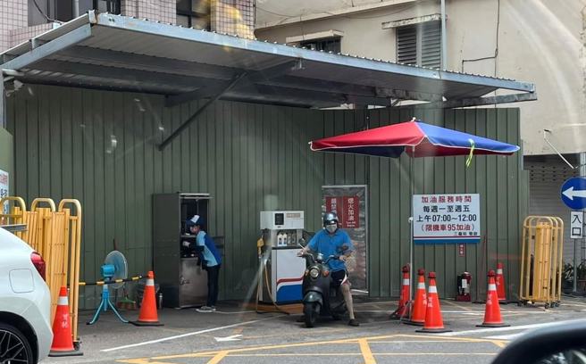 一名男网友表示，车子油箱快见底，行经苗栗三义找到一个加油站，却发现仅有一个小泵岛，一旁的告示牌更只写着「只限机车」。（图／翻摄自爆废公社）