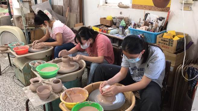 台中市甲安埔社区大学陶艺捏塑创作课程，特前往陈维铨工作室，体验大甲东及沙鹿窑业的发展文化。（陶艺家陈维铨提供）