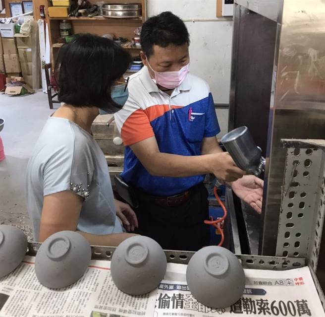 台中市甲安埔社区大学陶艺捏塑创作课程，特前往陈维铨工作室，体验大甲东及沙鹿窑业的发展文化。（陶艺家陈维铨提供）