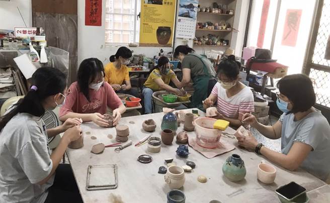台中市甲安埔社区大学陶艺捏塑创作课程，特前往陈维铨工作室，体验大甲东及沙鹿窑业的发展文化。（陶艺家陈维铨提供）