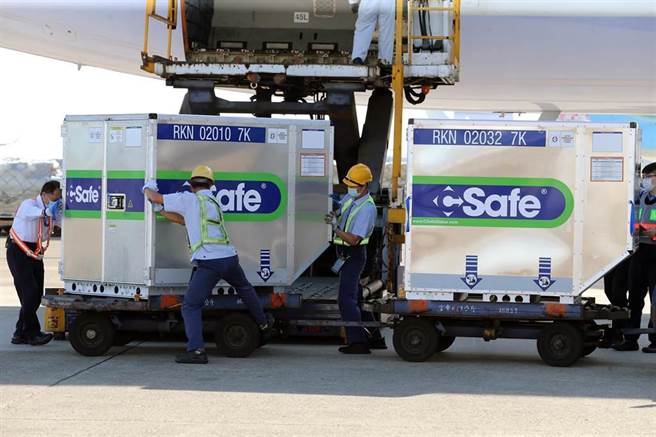 首批Novavax疫苗50.4万剂于6月30日上午运抵桃园国际机场，海关完成机边验放通关程序后，直接运送至指定冷储物流中心，进行后续检验封缄作业，预计最快于7月8日起提供接种，本批效期至9月30日。（陈麒全摄）