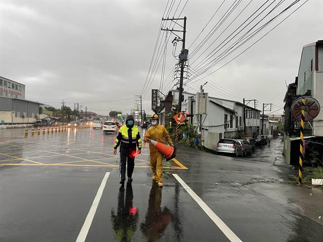 所长裘景智带领员警洪伟伦及杨景棠协助排除电缆线遭雷击意外。（警方提供）