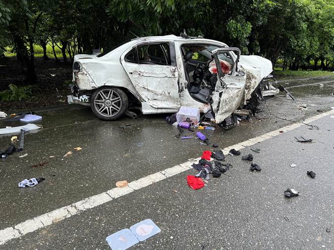 台东卑南乡30日早上8点发生一起汽车自撞车祸。（民眾提供／蔡旻妤台东传真）