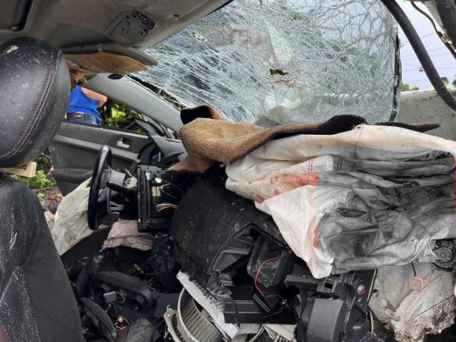 台东卑南乡30日早上8点发生一起汽车自撞车祸。（民眾提供／蔡旻妤台东传真）