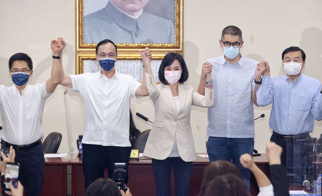 國民黨29日中常會正式徵召智庫執行長柯志恩（中）出征高雄市，提名後，柯志恩接受主席朱立倫（左二）等人的加油，強調會用行動證明對高雄的愛，讓「我是高雄人」再次成為一種榮耀。（資料照/王英豪攝）