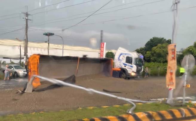 火葬场外惊险车祸！礼仪车疑闯红灯遭砂石车拦腰撞。（图／翻摄职业联结车职业大货车职业大客车拉拉队运输业照片影片资讯分享团）