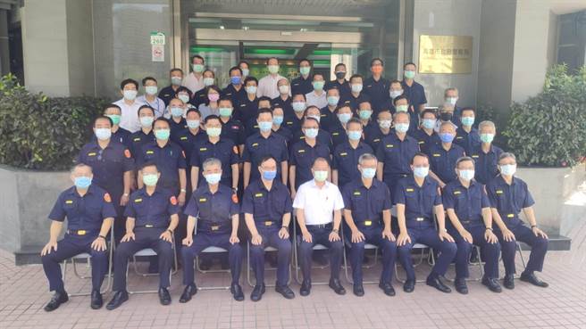 黃明昭於北上前到市警局與同仁合影留念。（翻攝照片／高雄洪靖宜傳真）