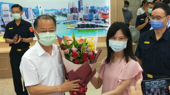 黃明昭於北上前到市警局與同仁合影留念。（翻攝照片／高雄洪靖宜傳真）