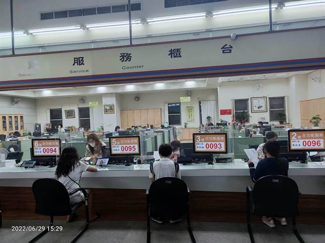 台中市政府地稅局今年主動挑檔，協助符合土地增值稅重購退稅資格的民眾辦理退稅，總計金額將近千萬元。(地稅局提供／謝瓊雲台中傳真)