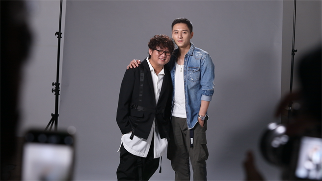 鄭人碩與納豆因電影《同學麥娜絲》而結緣，好交情在節目《誰來演戲》中展露無疑。（鏡新聞提供）