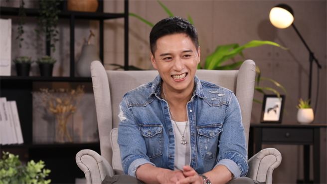 鄭人碩表示挑劇本時，最喜歡選大家不想接演、或是演不來的角色。（鏡新聞提供）