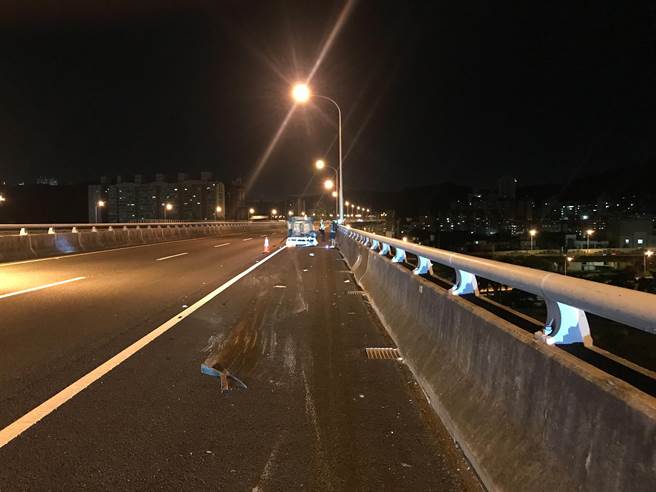 车辆翻覆后继续往前滑行，在地上留下长长的刮地痕。（警方提供）