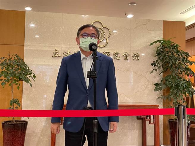 民進黨立委劉櫂豪今（30日）在立院受訪時表示，不會有人把誰當成空氣，推出最強、最適當的人選來參選台東縣長，這才是負責任的態度。（葉書宏攝）